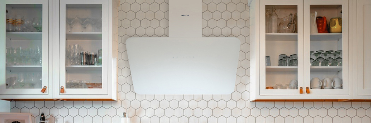 Витяжка декоративна похила WEILOR WDS 62301 R WH 1000 LED - фото 1 в інтер’єрі